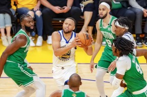 开云体育app-关于库里焦点对战，塔图姆与60激战TL分钟，比赛局势复杂胜负难料！气势如虹延续的信息