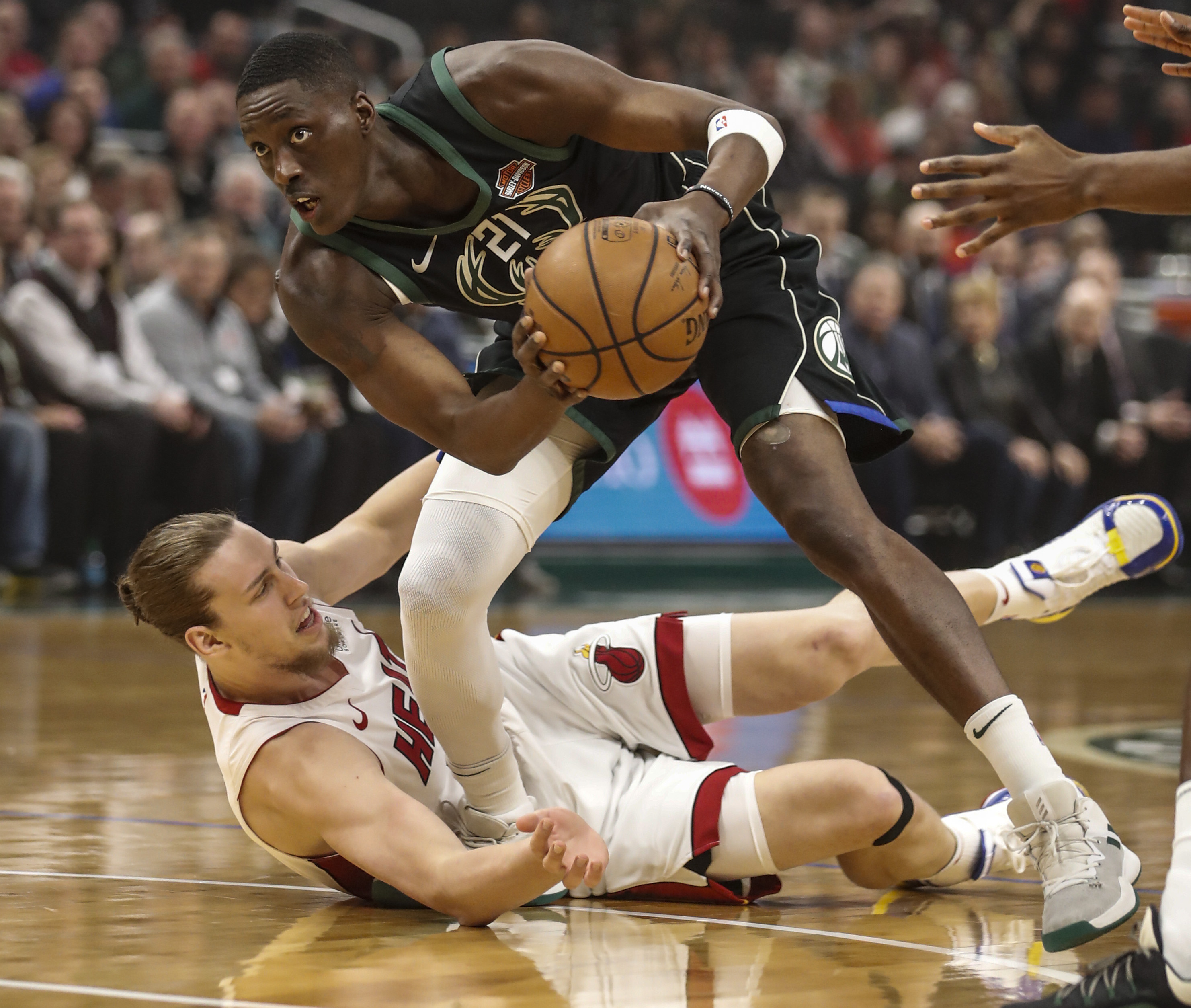 关于亚冠赛程吃紧，密尔沃基雄鹿国际比赛日单刀错失，更衣室稳定，年轻球员得到机会的信息