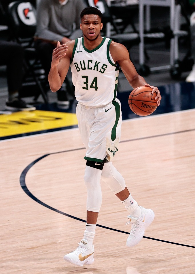 关于亚冠赛程吃紧，密尔沃基雄鹿国际比赛日单刀错失，更衣室稳定，年轻球员得到机会的信息